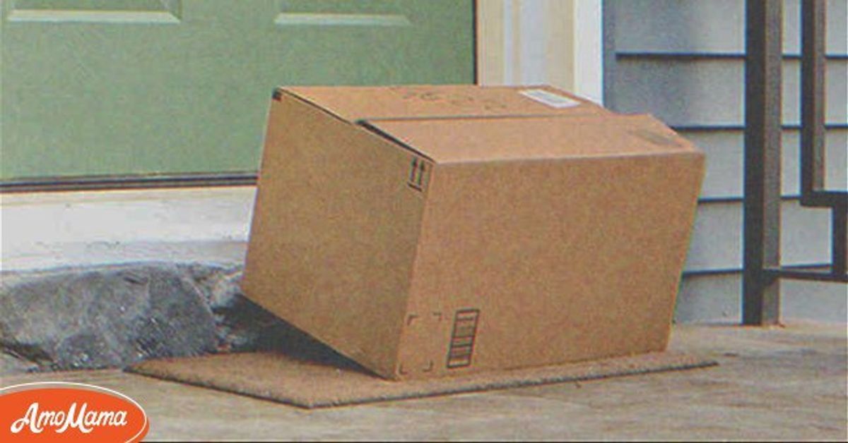 Un garçon se heurte à une énorme boîte sur le pas de sa porte dans le ...