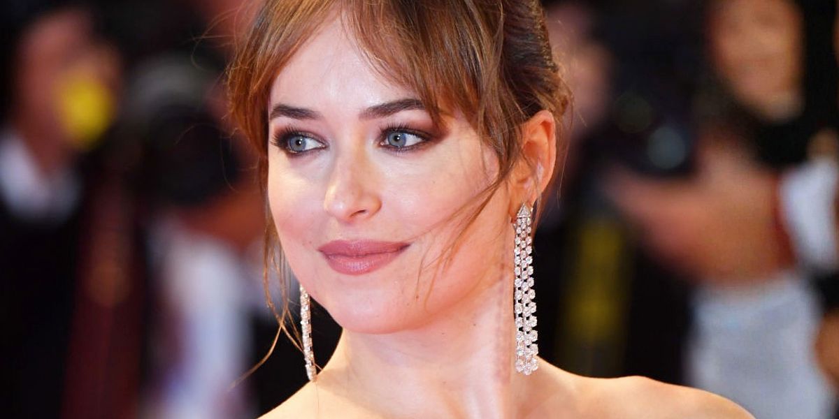 Dakota Johnson fait sensation dans une tenue rouge audacieuse pour une séance photo Valentino après sa rupture avec Chris Martin