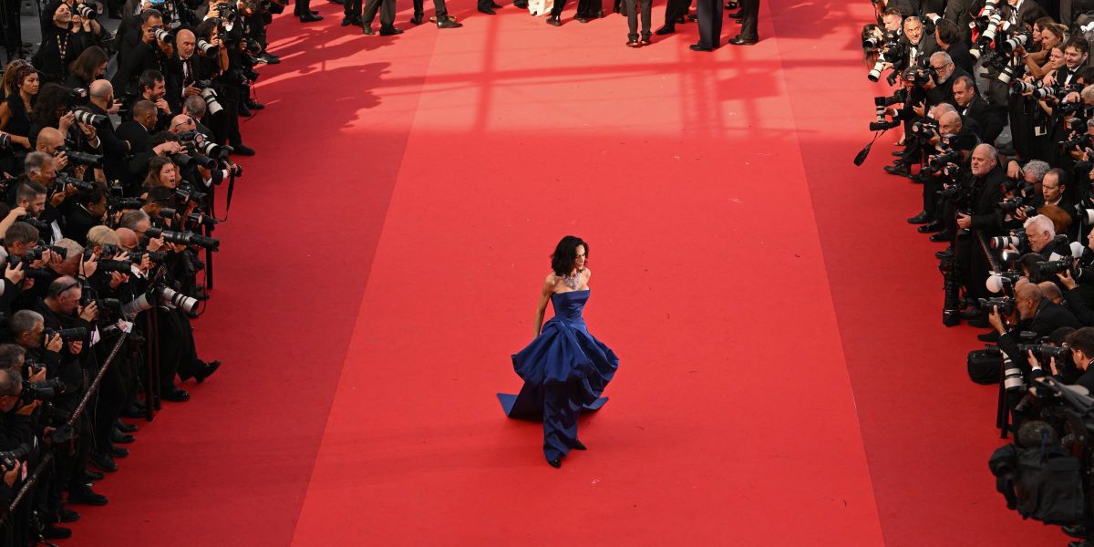 Demi Moore rayonne en bleu après une transformation capillaire radicale à Cannes – Photos