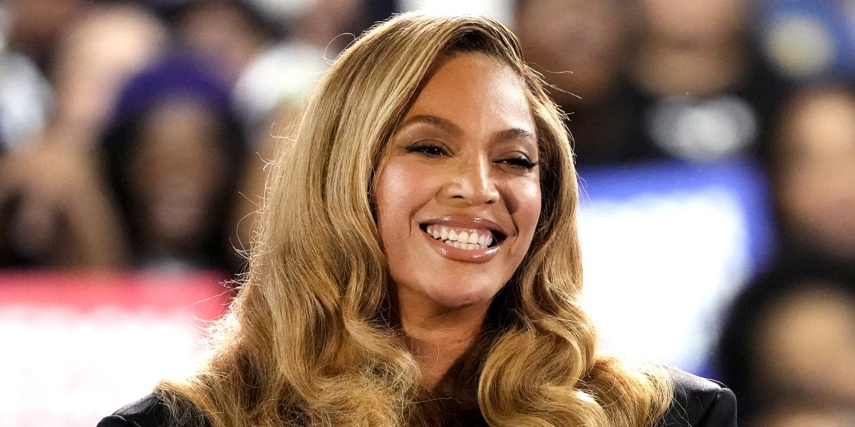 Beyoncé, âgée de 43 ans, porte un corset serré, un 