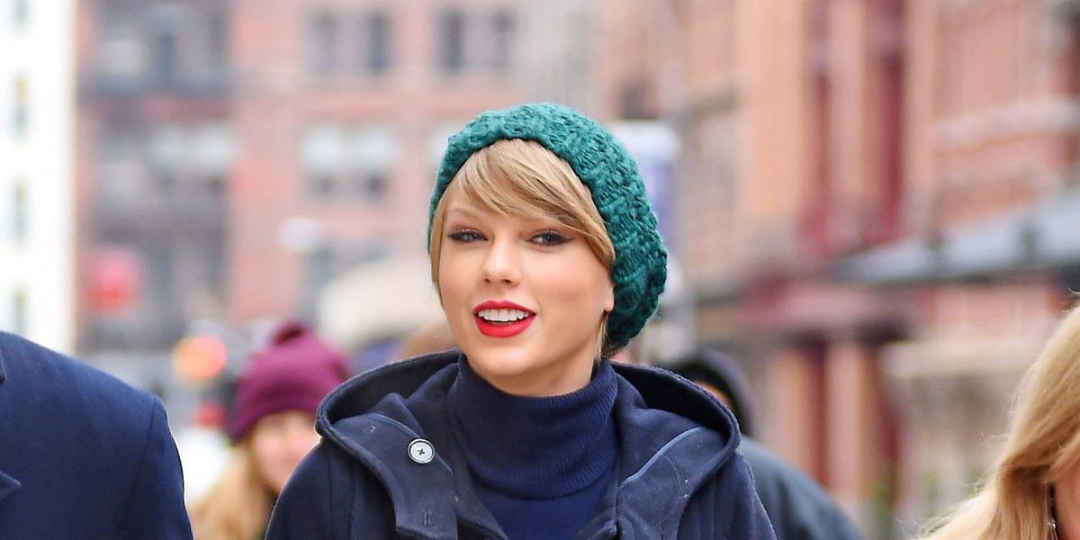 Taylor Swift sort à Londres en mini-robe après son mariage présumé… Et les internautes se sont jetés sur un détail en particulier — Photos