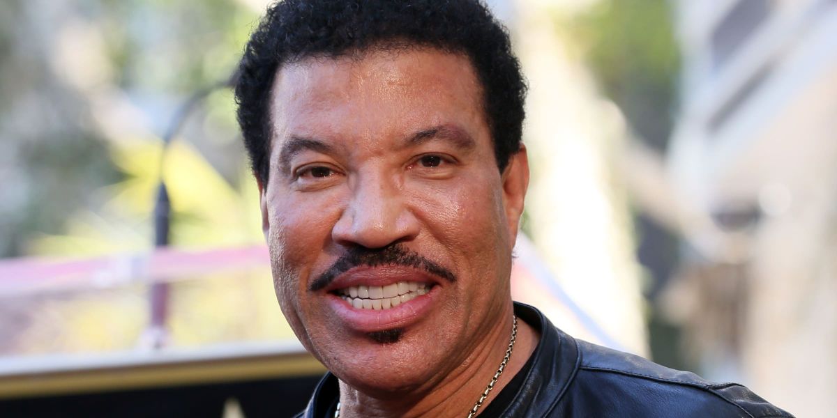 Lionel Richie, 77 ans, a été transporté d'urgence à l'hôpital en plein concert après avoir interrompu sa prestation — Les fans réagissent